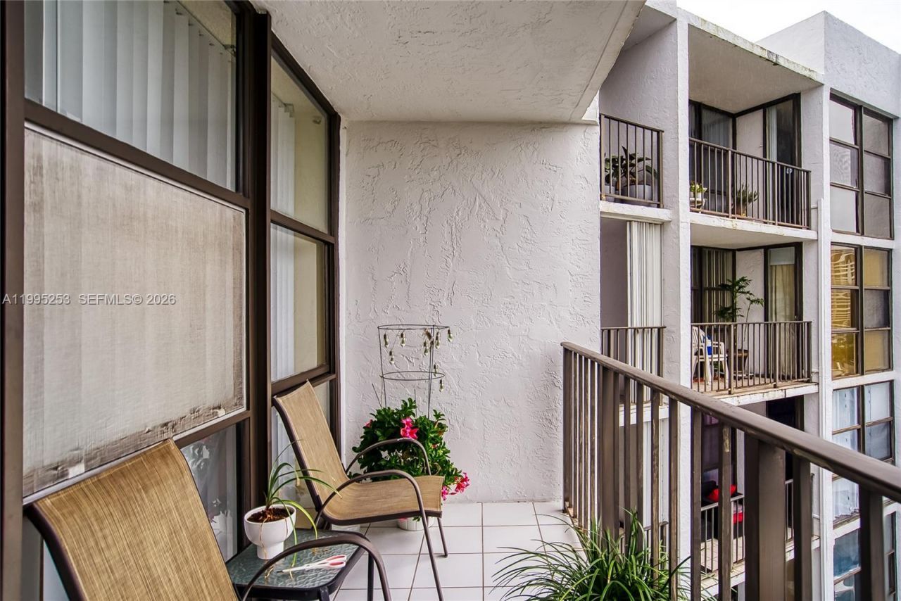 800 Parkview Dr, Unit 901, Hallandale Beach, FL 33009 Photo