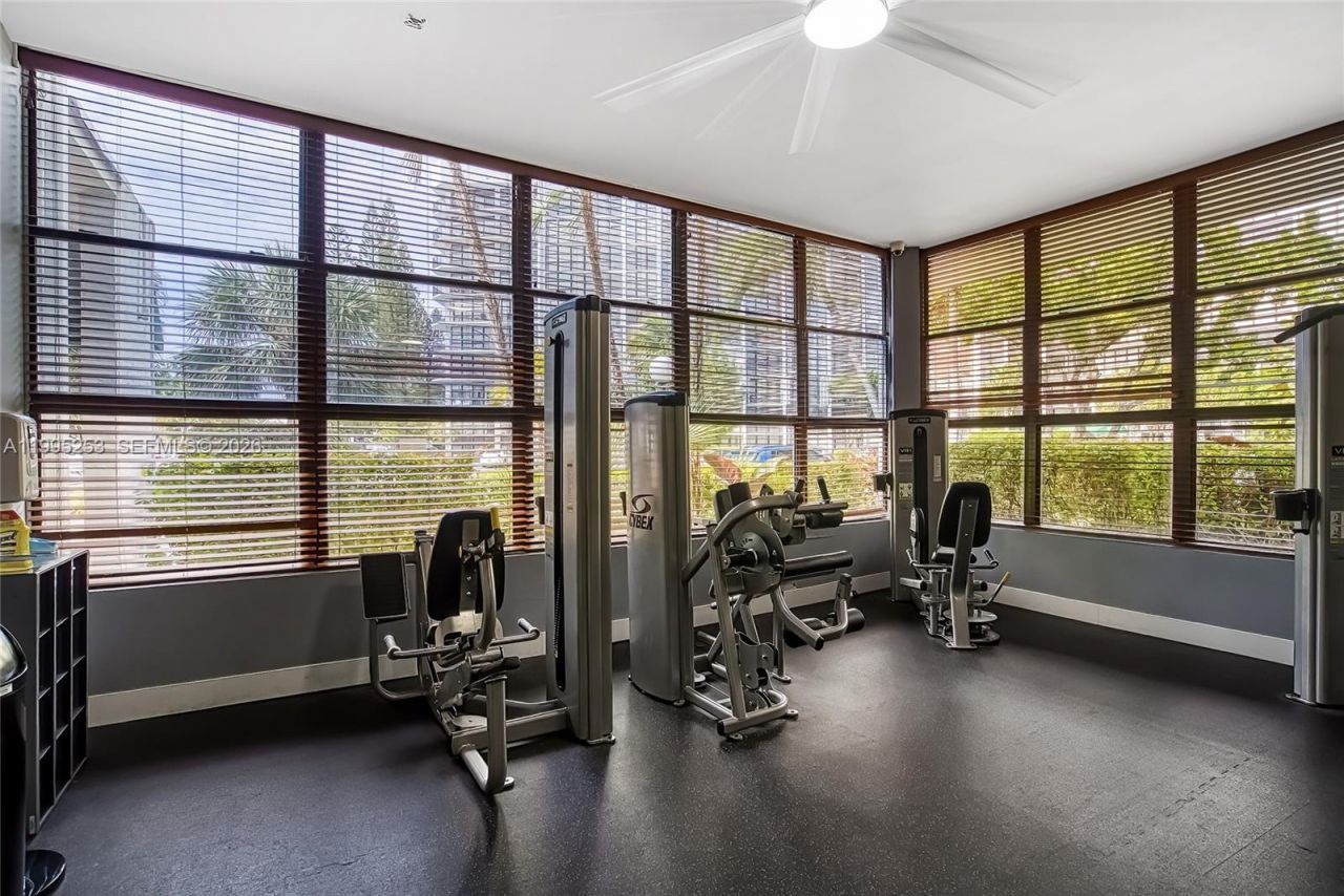 800 Parkview Dr, Unit 901, Hallandale Beach, FL 33009 Photo