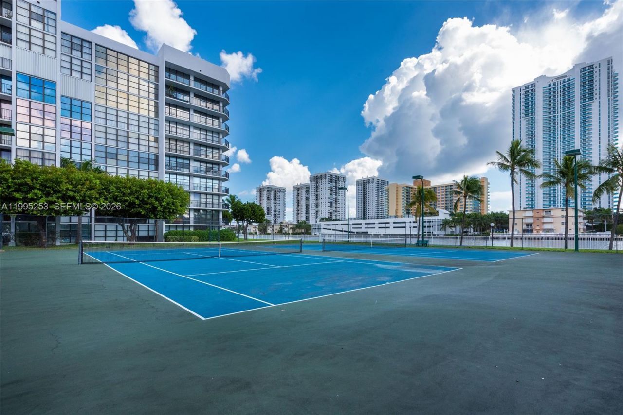 800 Parkview Dr, Unit 901, Hallandale Beach, FL 33009 Photo