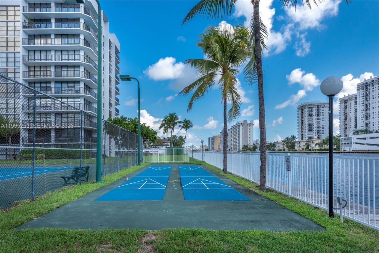 800 Parkview Dr, Unit 901, Hallandale Beach, FL 33009 Photo