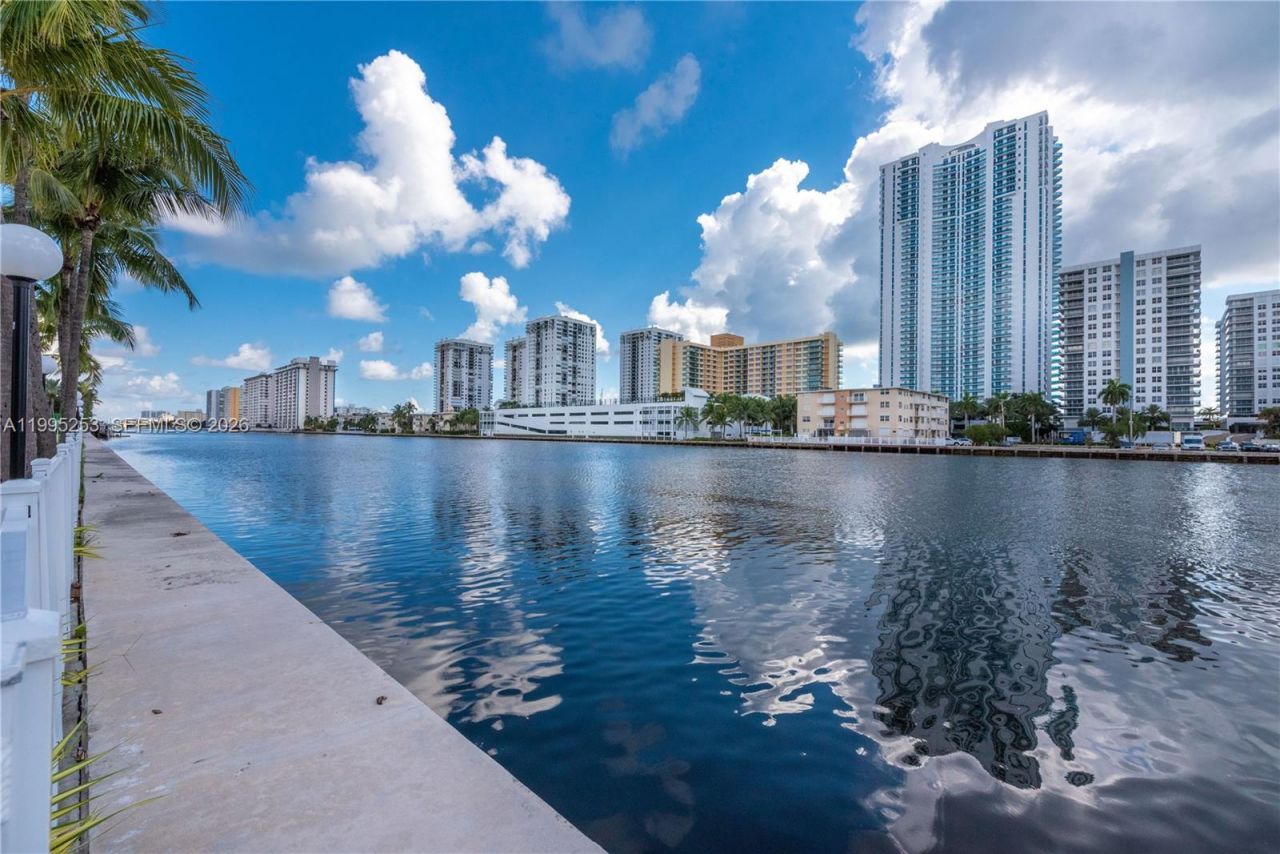 800 Parkview Dr, Unit 901, Hallandale Beach, FL 33009 Photo