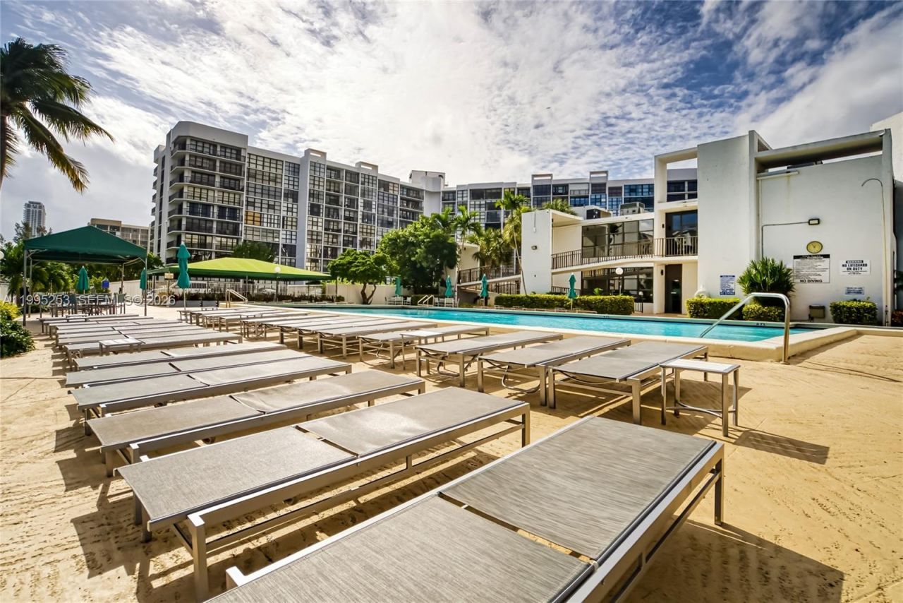 800 Parkview Dr, Unit 901, Hallandale Beach, FL 33009 Photo