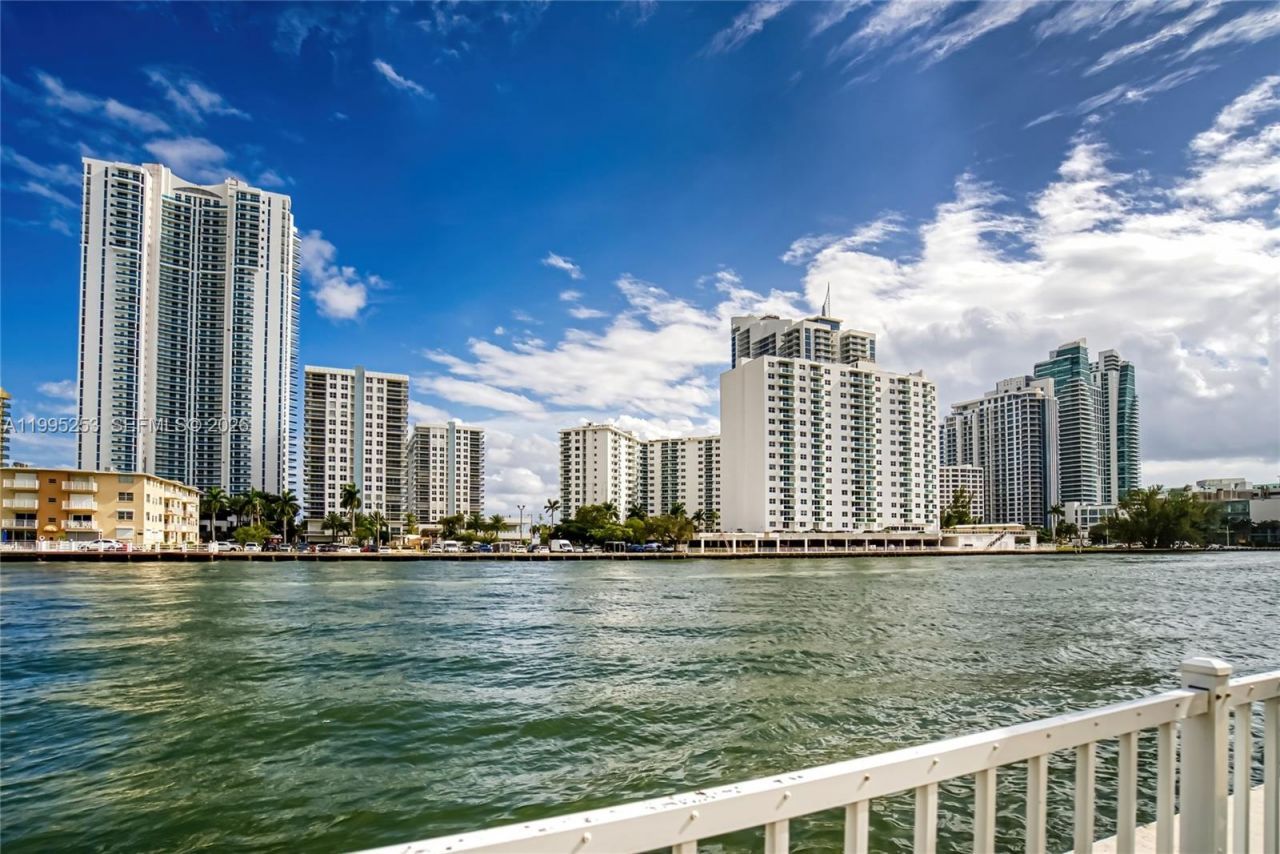 800 Parkview Dr, Unit 901, Hallandale Beach, FL 33009 Photo