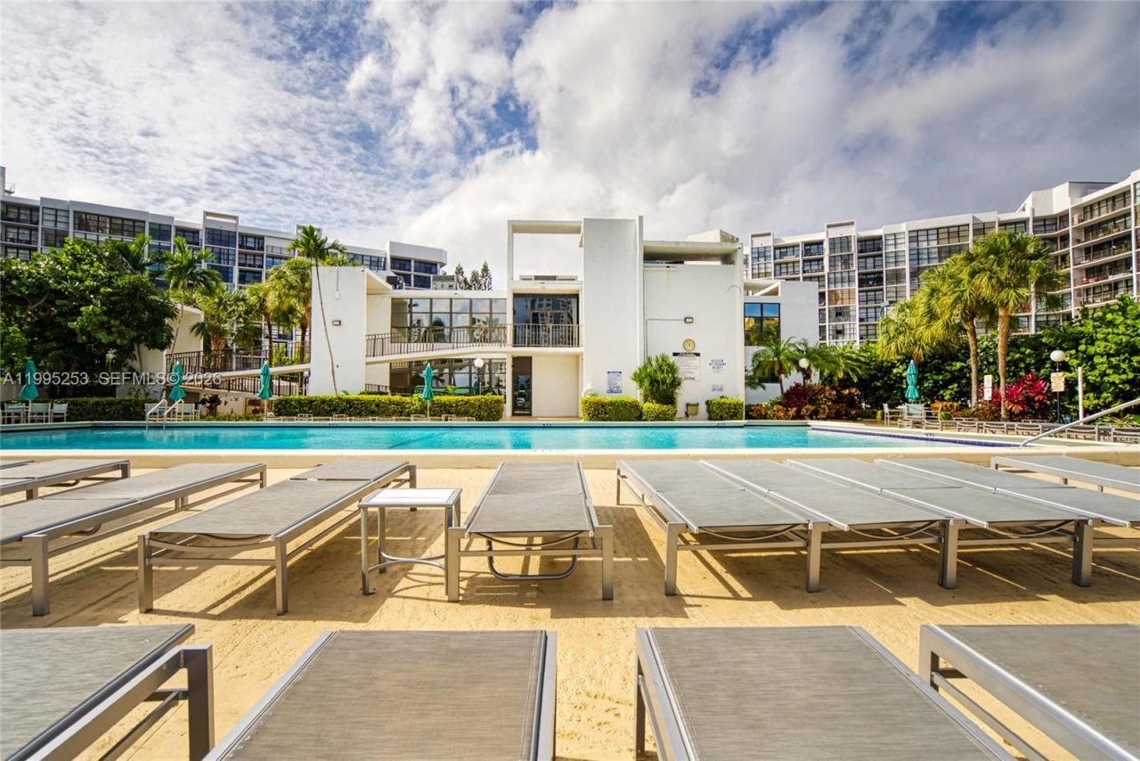 800 Parkview Dr, Unit 901, Hallandale Beach, FL 33009 Photo