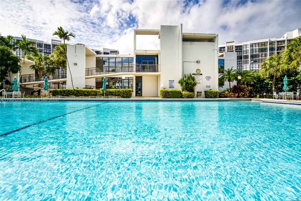 800 Parkview Dr, Unit 901, Hallandale Beach, FL 33009 Photo