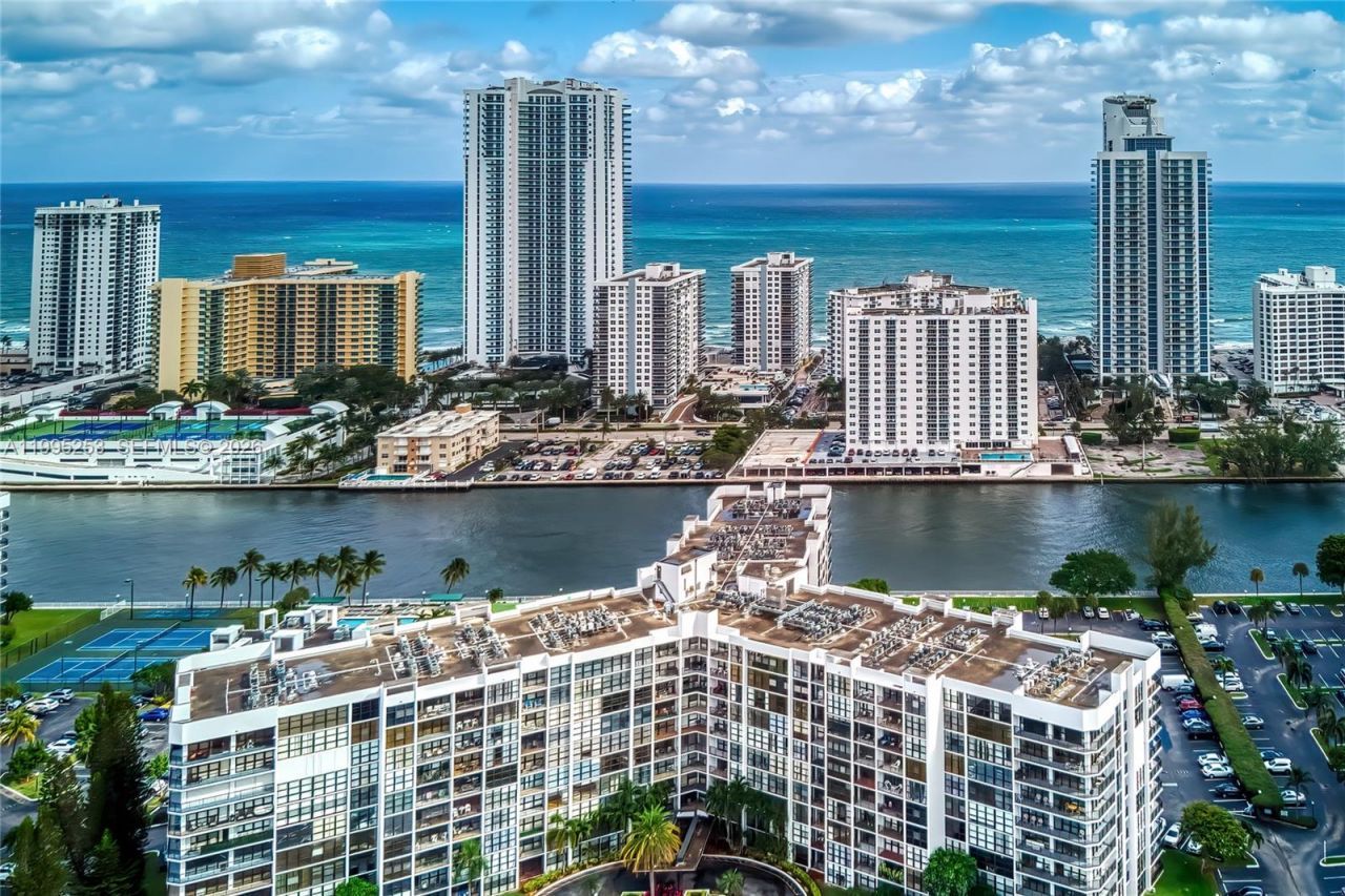 800 Parkview Dr, Unit 901, Hallandale Beach, FL 33009 Photo