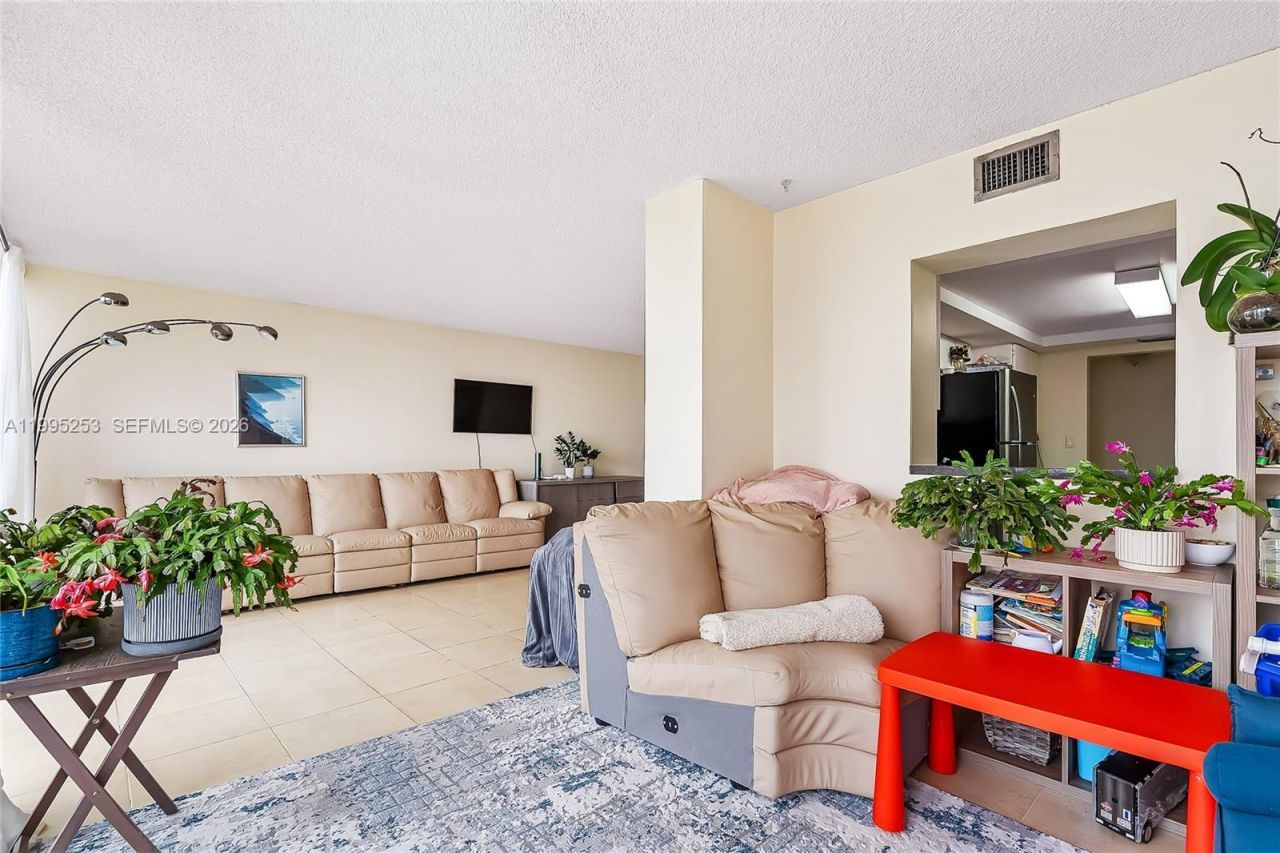 800 Parkview Dr, Unit 901, Hallandale Beach, FL 33009 Photo
