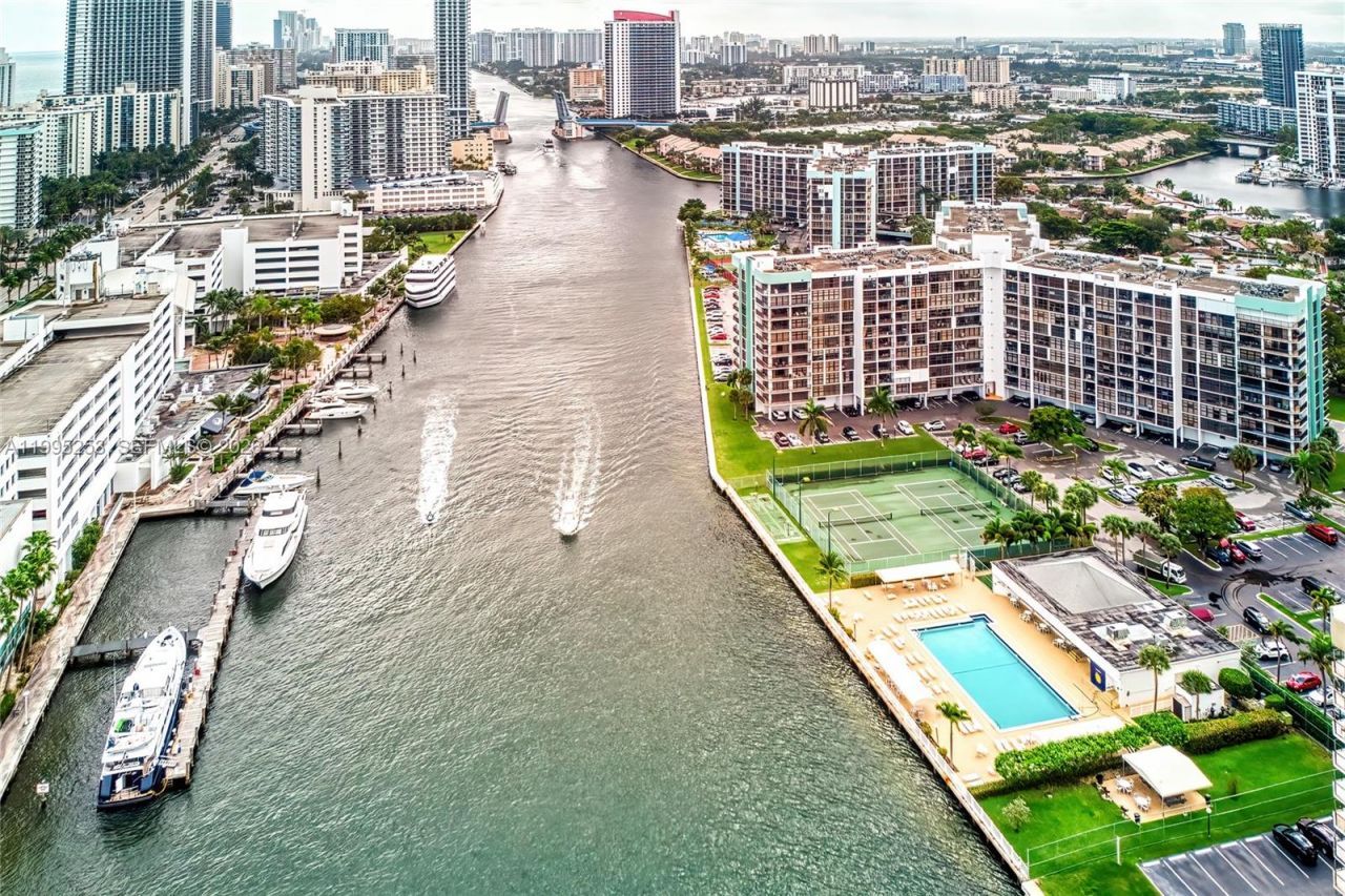 800 Parkview Dr, Unit 901, Hallandale Beach, FL 33009 Photo