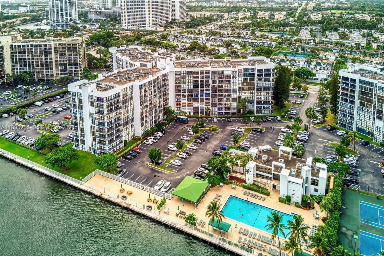 800 Parkview Dr, Unit 901, Hallandale Beach, FL 33009 Photo