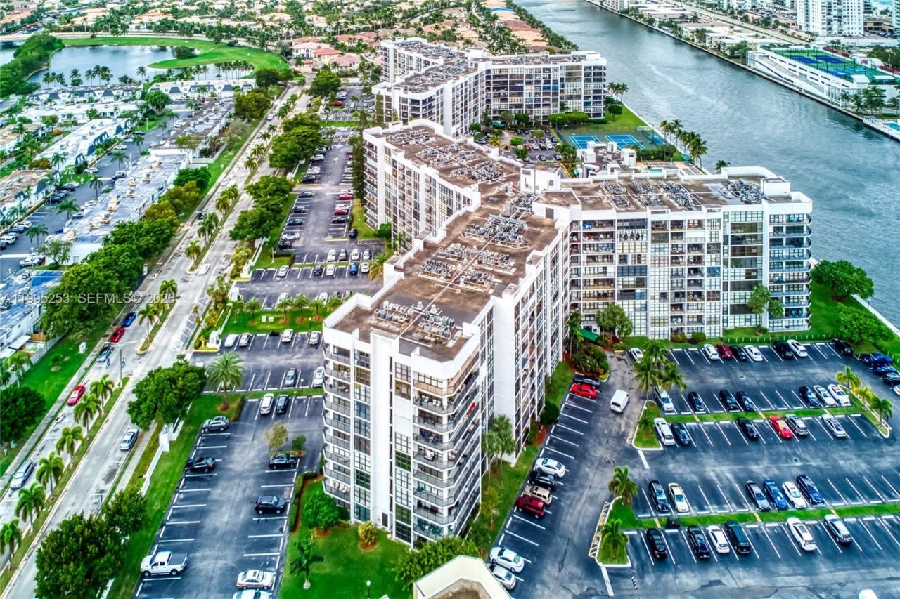 800 Parkview Dr, Unit 901, Hallandale Beach, FL 33009 Photo