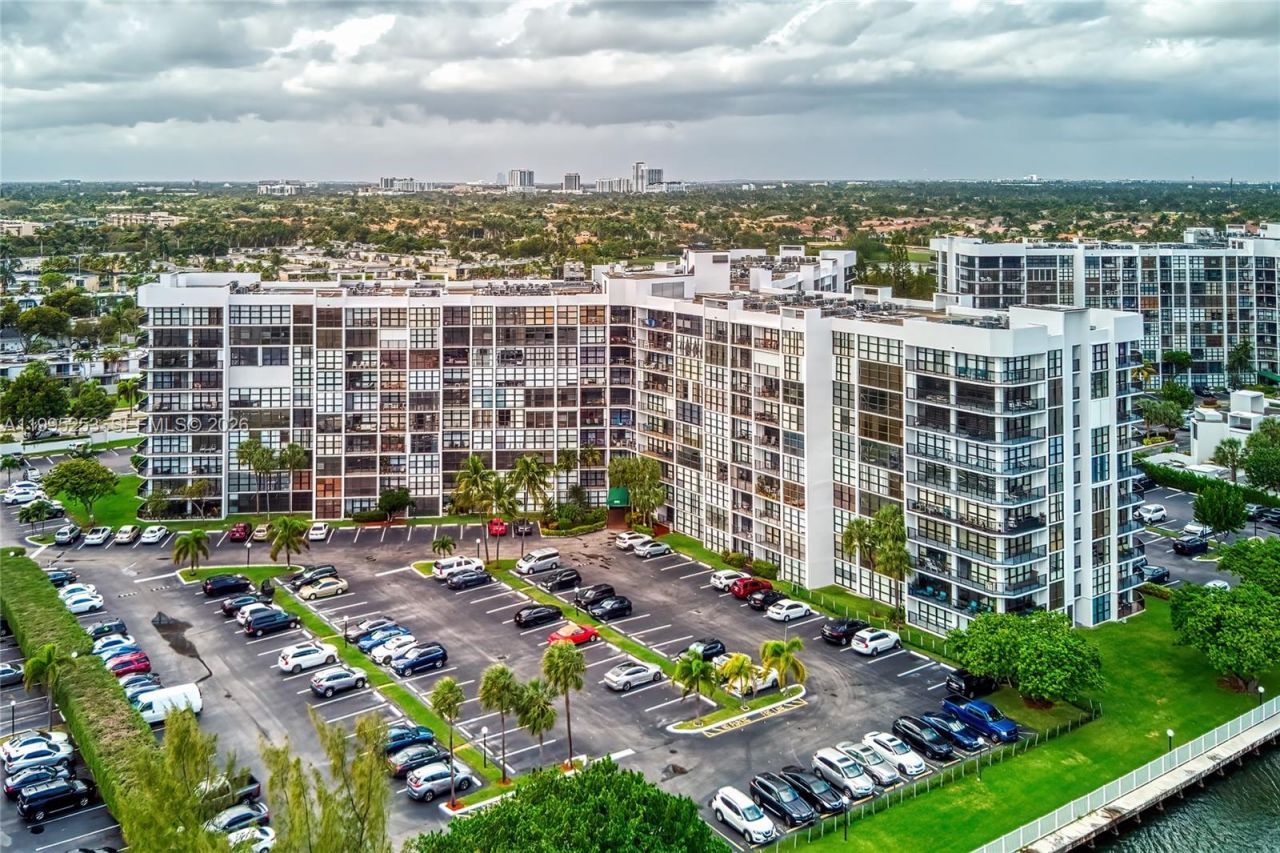800 Parkview Dr, Unit 901, Hallandale Beach, FL 33009 Photo
