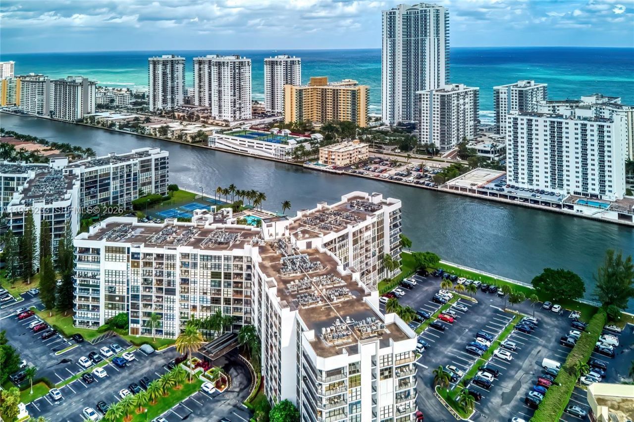 800 Parkview Dr, Unit 901, Hallandale Beach, FL 33009 Photo