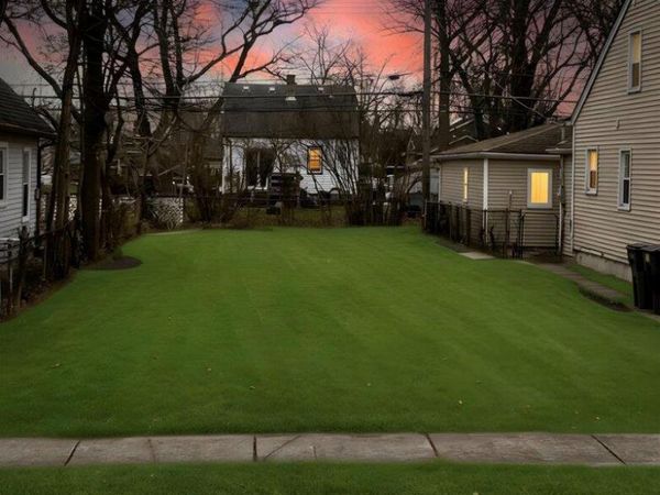 328 E Hayes Avenue, Hazel Park, MI 48030