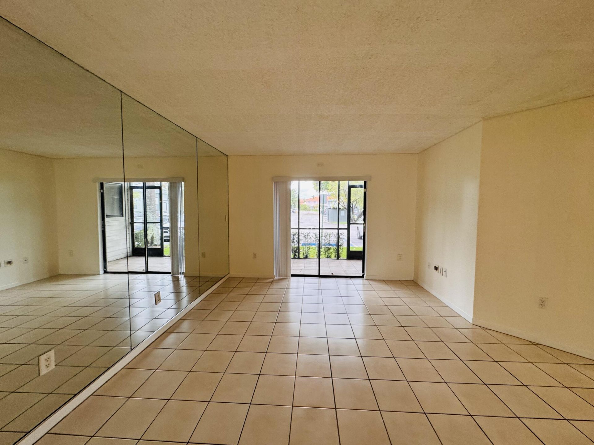 20681 NE 4th Place, Unit 105, Miami, FL 33179 Photo