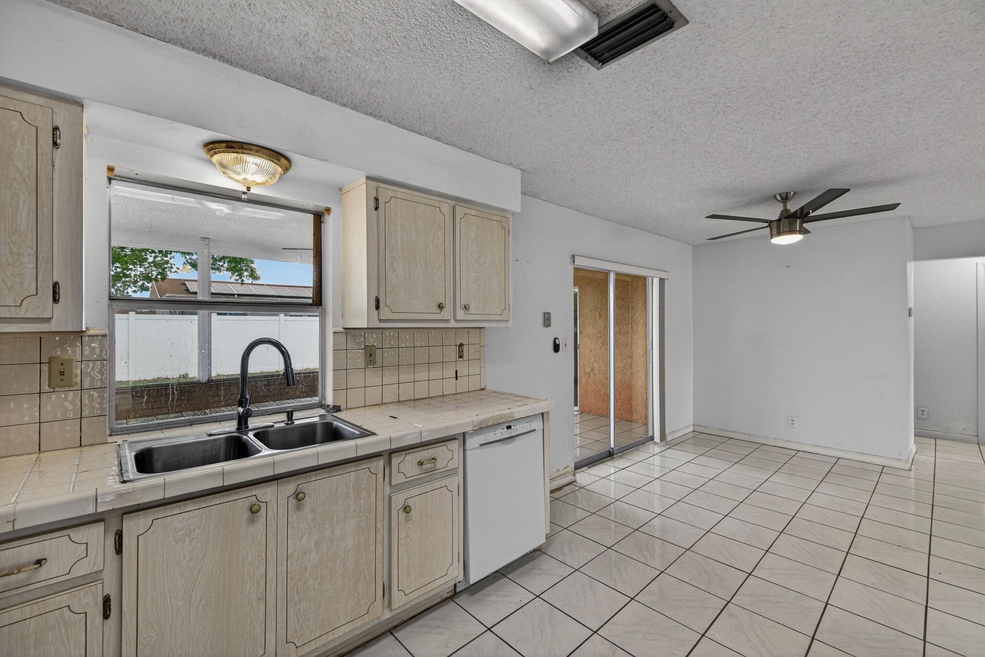 8104 NW 94th Avenue, Tamarac, FL 33321 Photo