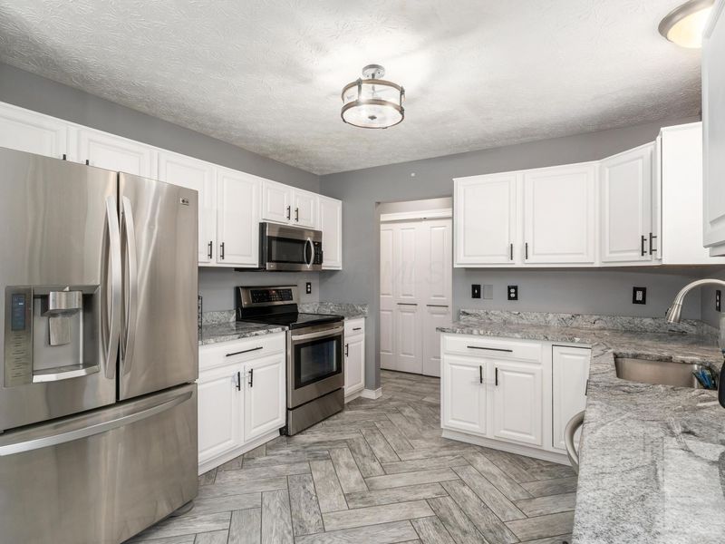 6002 Aquamarine Drive, Grove City, OH 43123 Photo 4