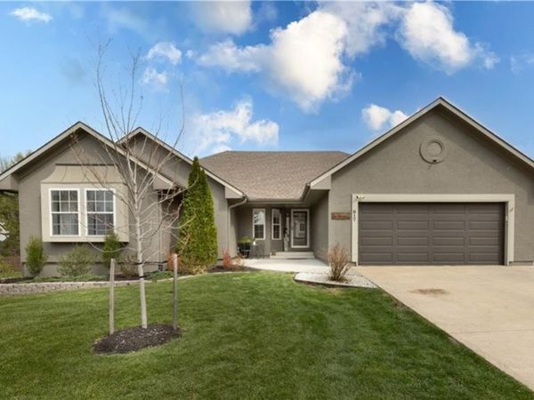 817 S Bridle Trail Lane, Peculiar, MO 64078