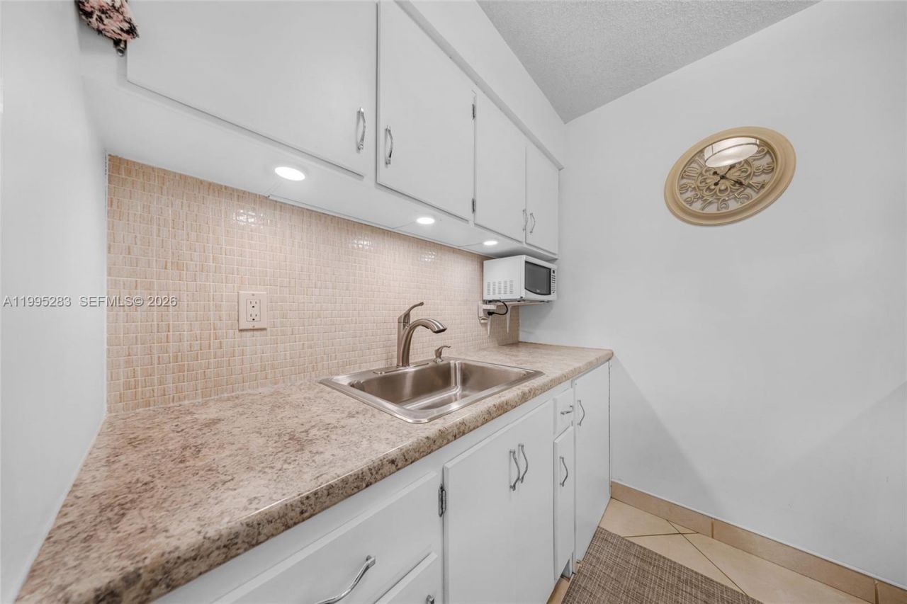 1015 SW 11th Ave, Unit 15K, Hallandale Beach, FL 33009 Photo