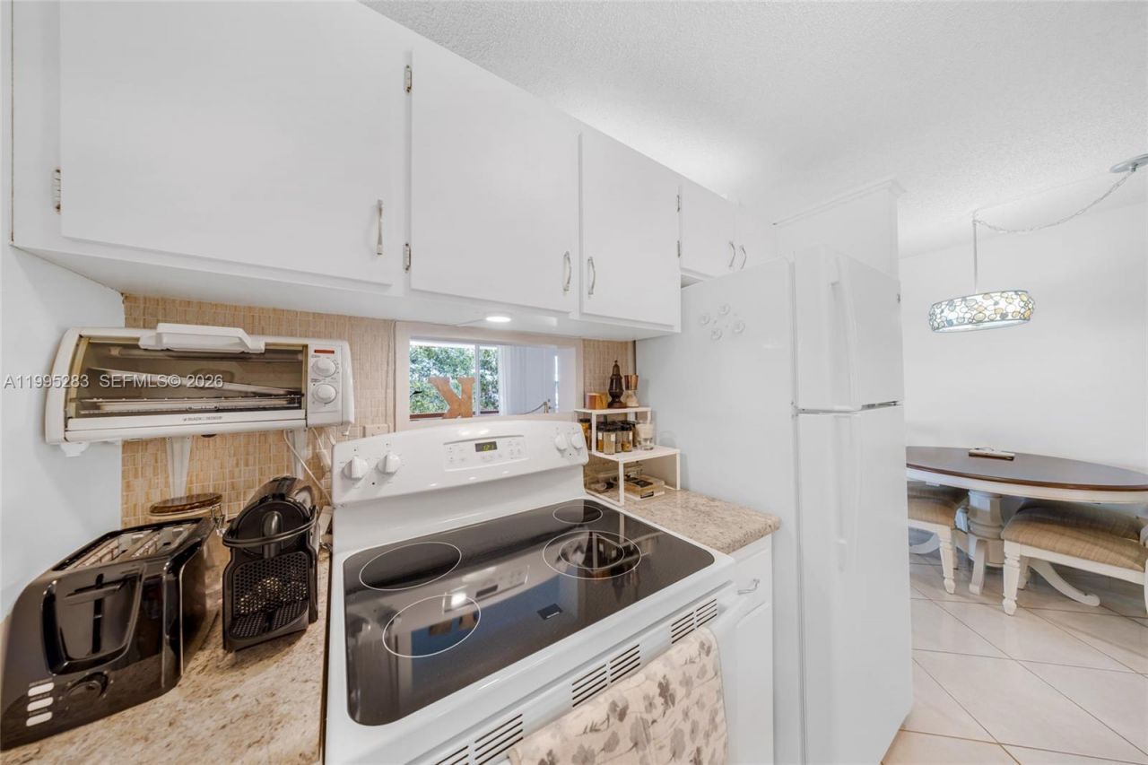 1015 SW 11th Ave, Unit 15K, Hallandale Beach, FL 33009 Photo