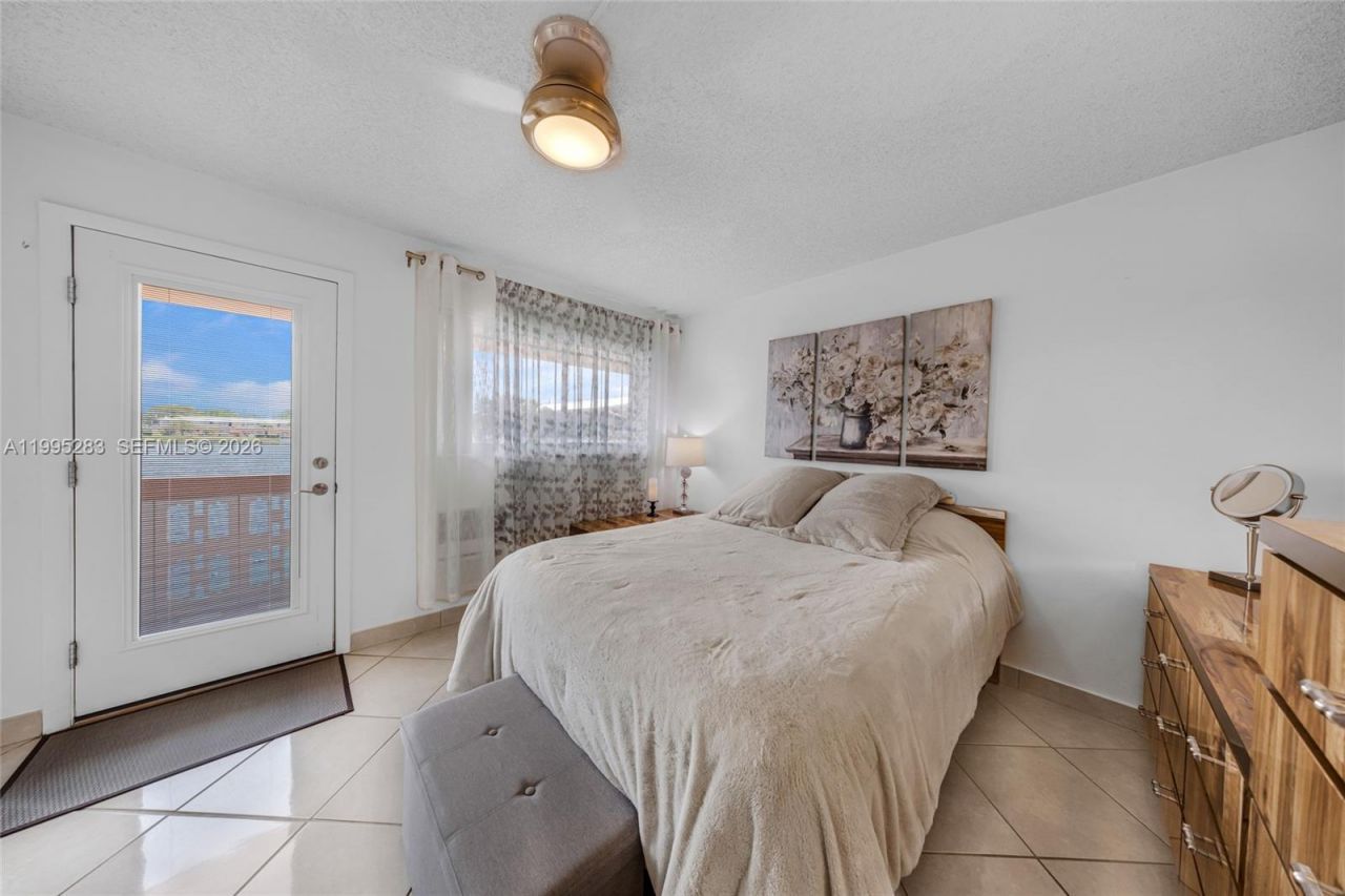 1015 SW 11th Ave, Unit 15K, Hallandale Beach, FL 33009 Photo