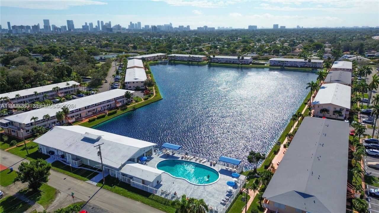 1015 SW 11th Ave, Unit 15K, Hallandale Beach, FL 33009 Photo