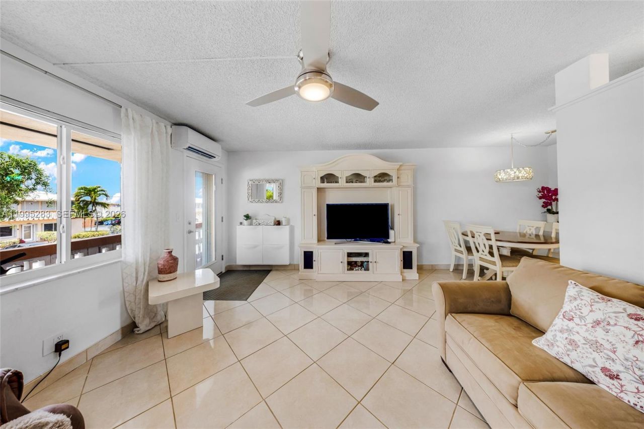1015 SW 11th Ave, Unit 15K, Hallandale Beach, FL 33009 Photo