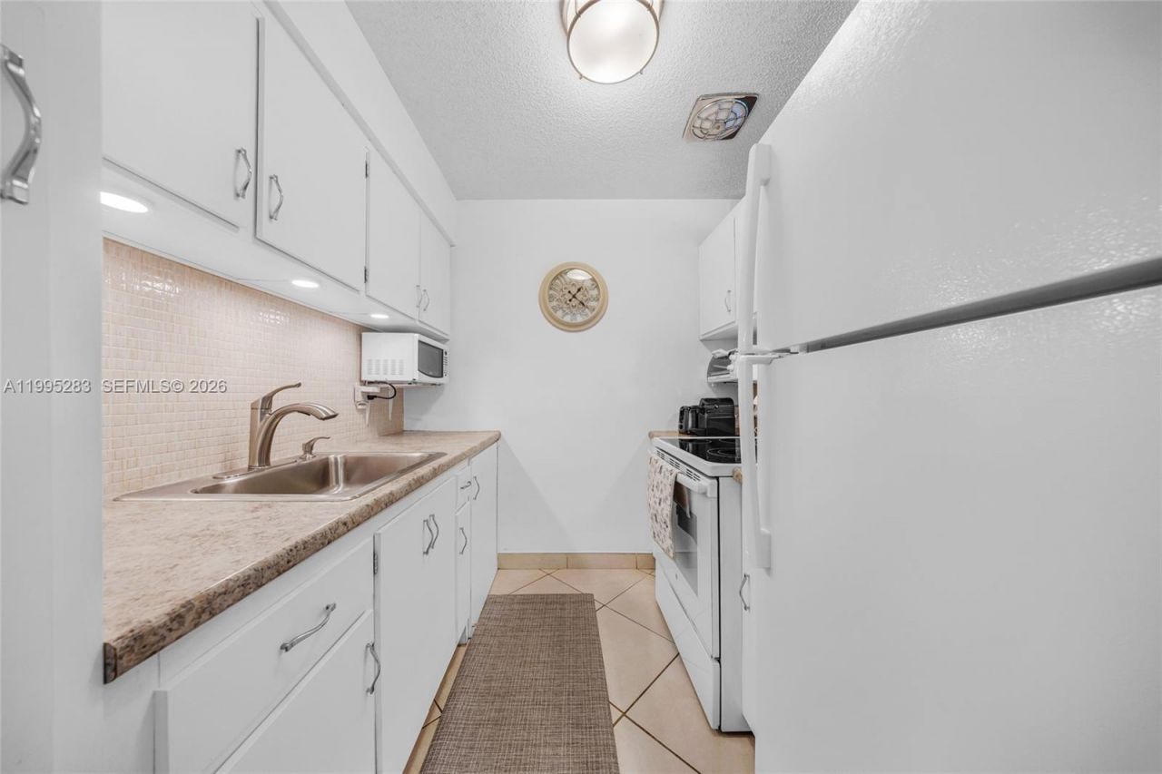 1015 SW 11th Ave, Unit 15K, Hallandale Beach, FL 33009 Photo