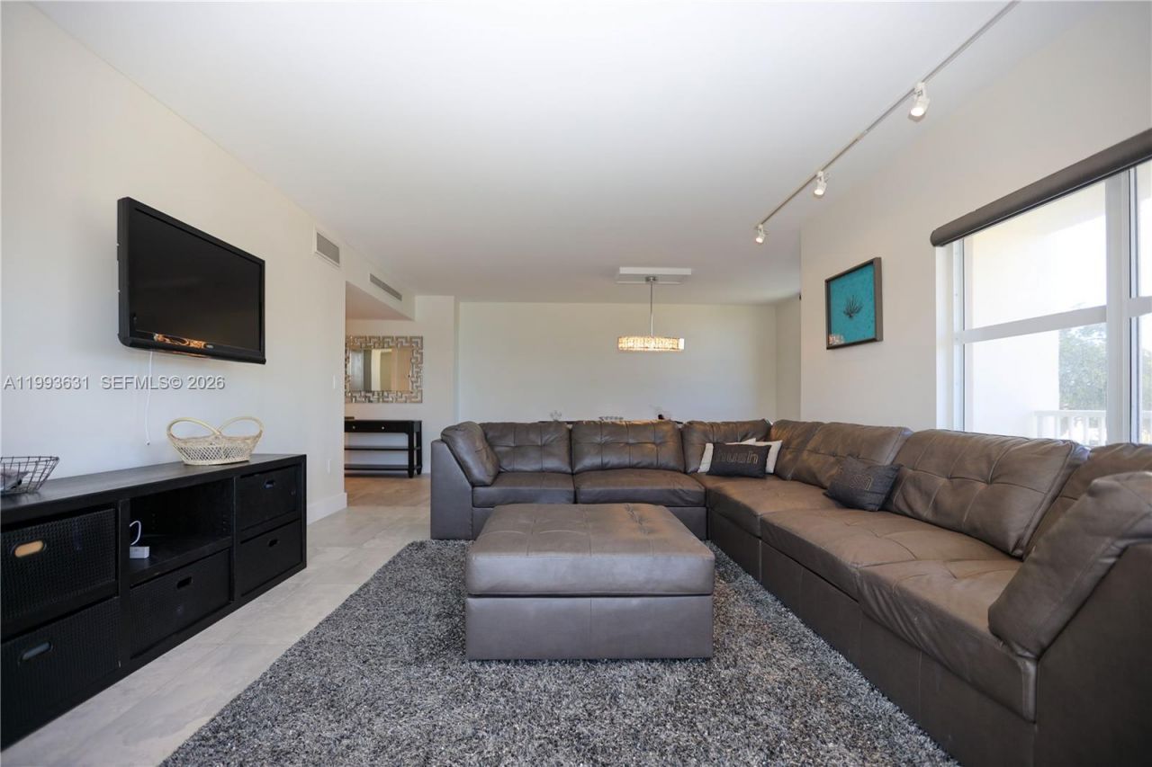 300 Bayview Dr , Unit 216, Sunny Isles Beach, FL 33160 Photo