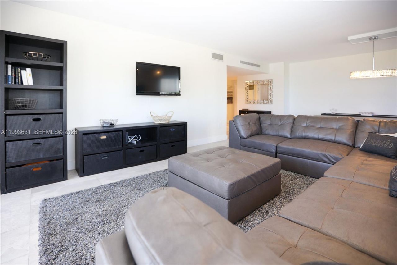 300 Bayview Dr , Unit 216, Sunny Isles Beach, FL 33160 Photo