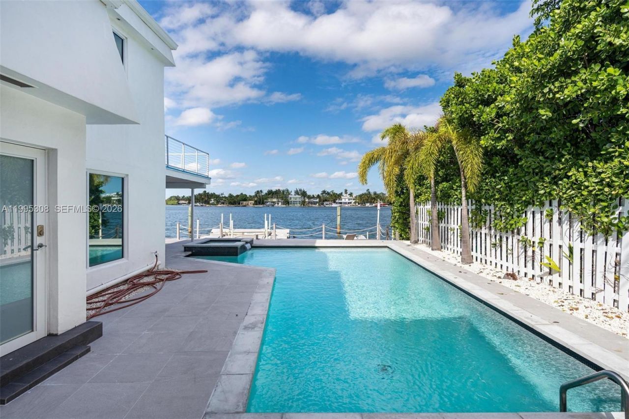 1055 Stillwater Dr , Miami Beach, FL 33141 Photo