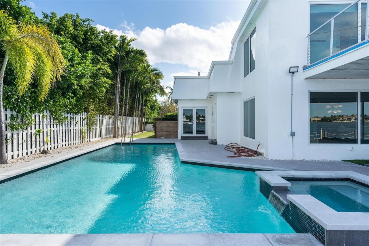 1055 Stillwater Dr , Miami Beach, FL 33141 Photo