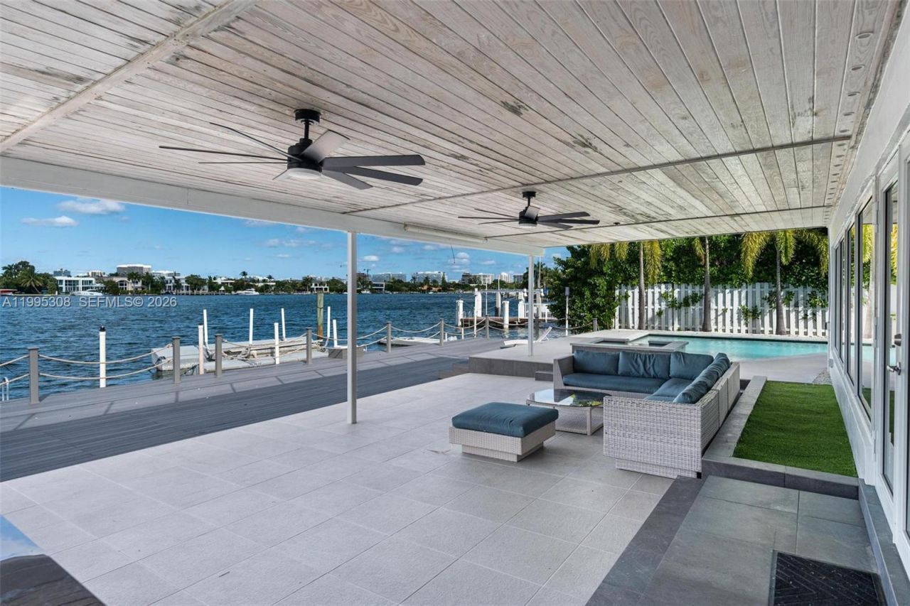 1055 Stillwater Dr , Miami Beach, FL 33141 Photo