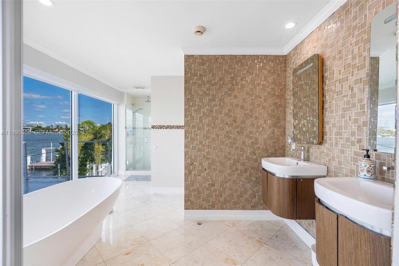 1055 Stillwater Dr , Miami Beach, FL 33141 Photo