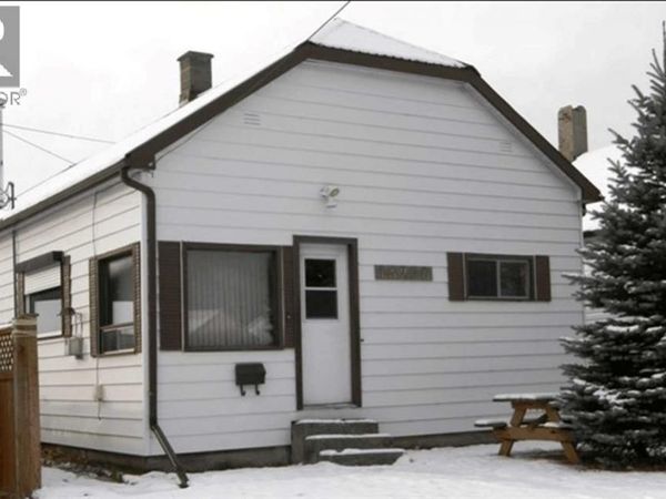 13250 17 Avenue, Blairmore, AB T0K0E0