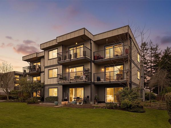 2427 Amherst Ave , Unit 304, Sidney, BC V8L 2H1
