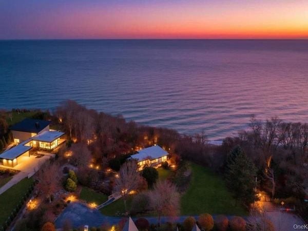 2 Dolphin Way , Riverhead, NY 11901