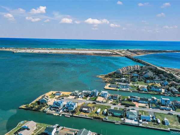 31 Roneck Court, Shirley, NY 11967