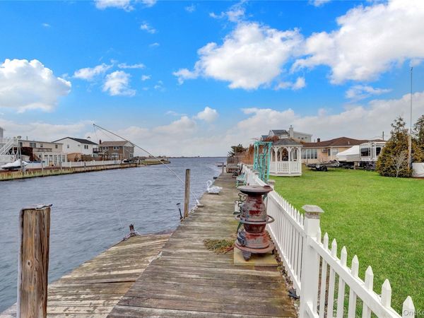 31 Roneck Court , Shirley, NY 11967