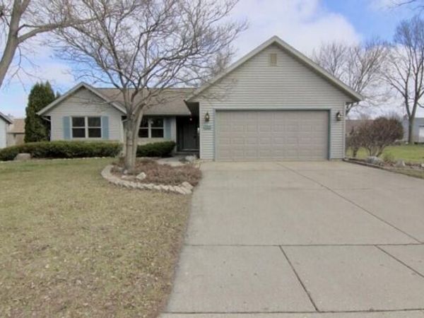 702 Oakwood LANE, Watertown, WI 53094