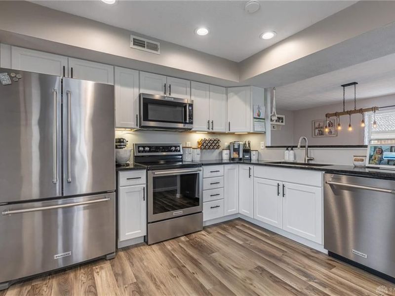 9055 Marquis Drive, Miamisburg, OH 45342 Photo 12