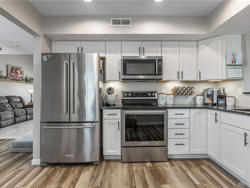 9055 Marquis Drive, Miamisburg, OH 45342 Photo 13