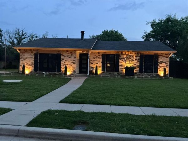 817 Oakland Street , Grand Prairie, TX 75052