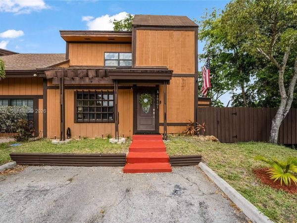 10101 Woodbury Ct , Pembroke Pines, FL 33026