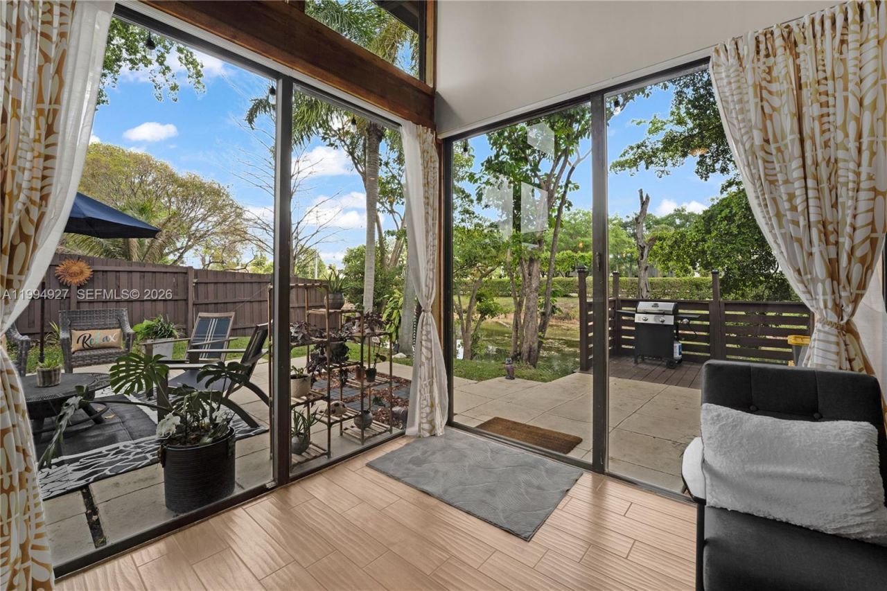 10101 Woodbury Ct , Pembroke Pines, FL 33026 Photo