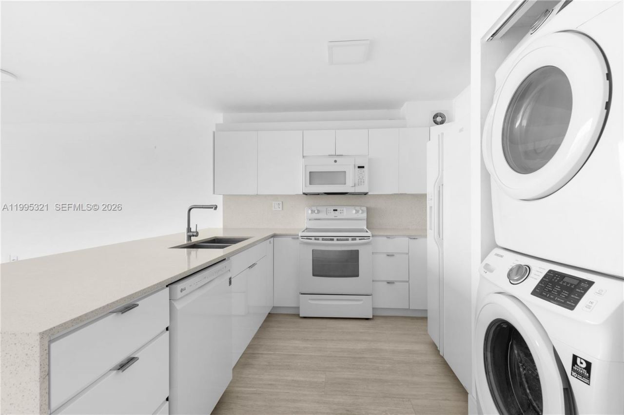 1450 Brickell Bay Dr , Unit 1814, Miami, FL 33131 Photo