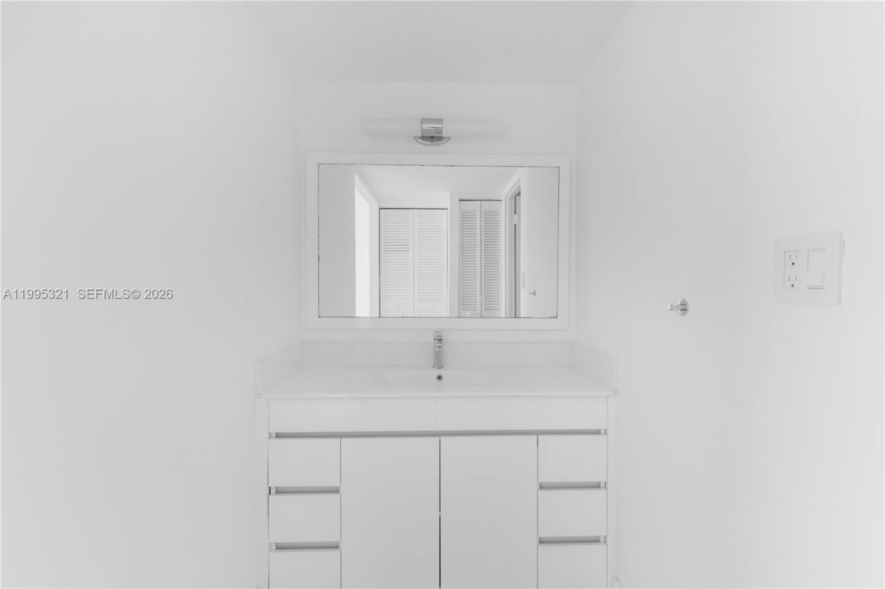 1450 Brickell Bay Dr , Unit 1814, Miami, FL 33131 Photo