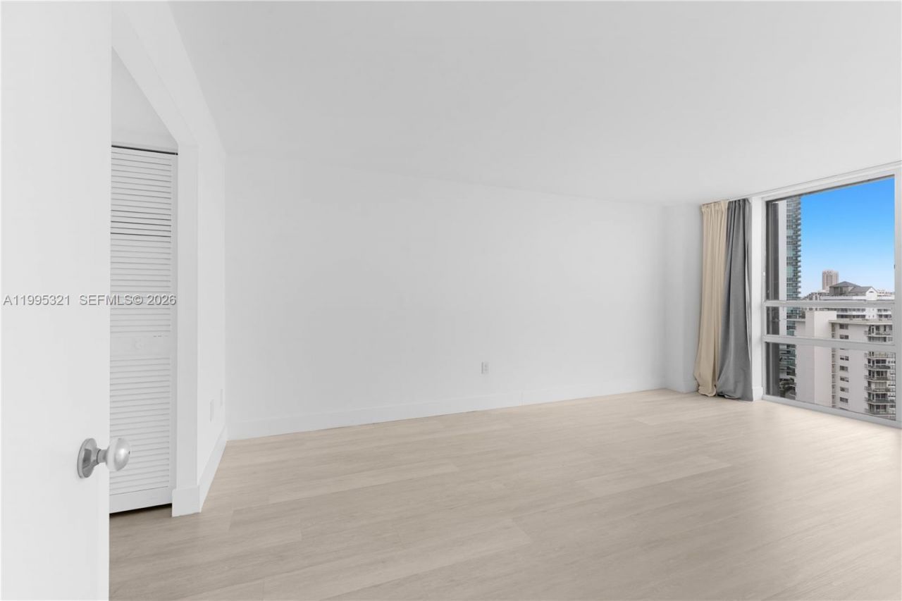 1450 Brickell Bay Dr , Unit 1814, Miami, FL 33131 Photo