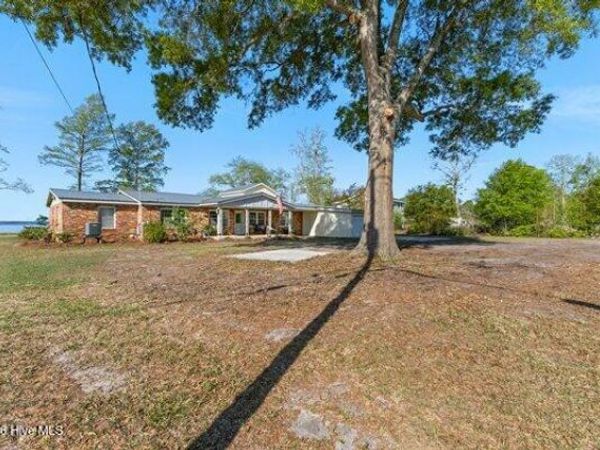 1922 Bella Coola Road, Lake Waccamaw, NC 28450