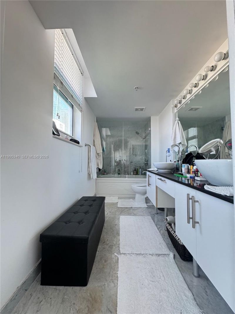 31 SE 5th St, Unit 1402, Miami, FL 33131 Photo