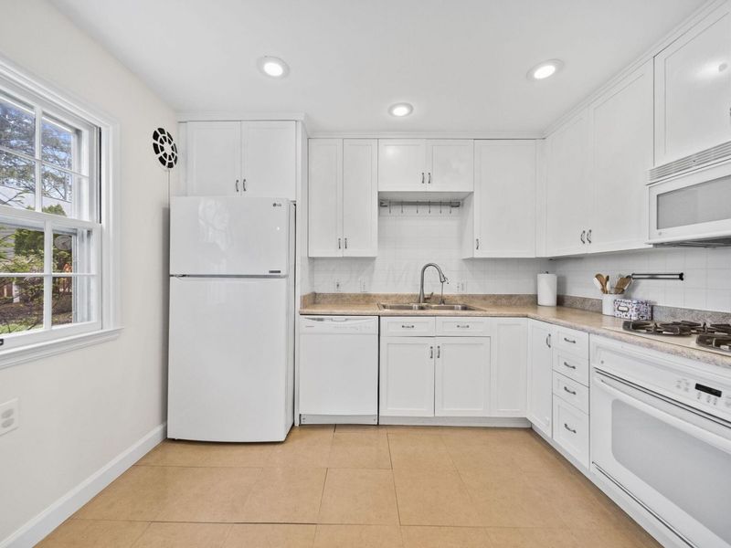 94 W Riverglen Drive, Columbus, OH 43085 Photo 17